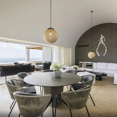 A Luxurious Retreat, Primely Located With Stunning Panoramic View! Tourlos